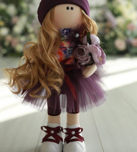 Лялька текстильна тільда з довгим волоссям та квітами