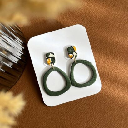 Жіночі стильні круглі зелені сережки з полімерної глини