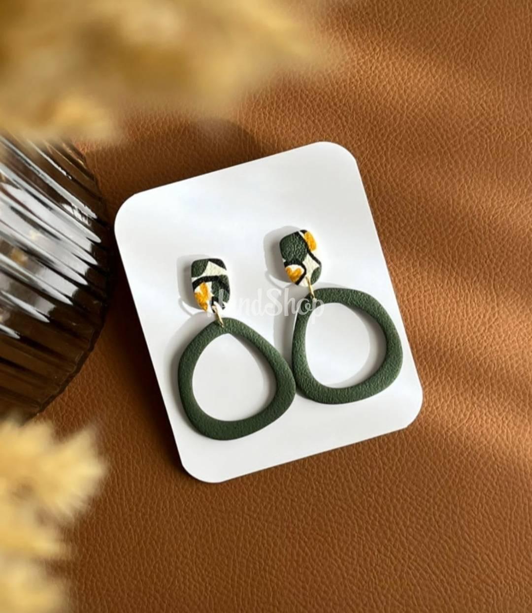 Жіночі стильні круглі зелені сережки з полімерної глини Жіночі стильні круглі зелені сережки з полімерної глини