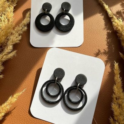 Чорні круглі сережки з полімерної глини авторські