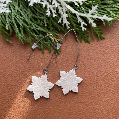 Жіночі святкові зимові сережки білі сніжинки глина