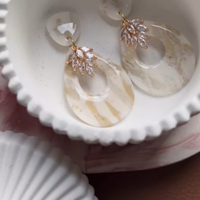 Жіночі святкові зимові сережки білі полімерна глина