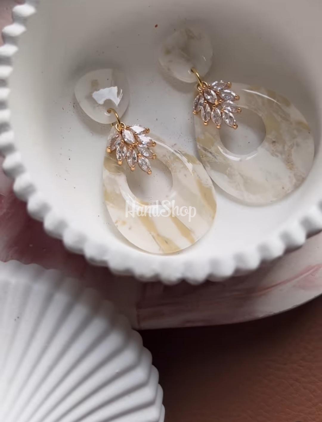 Жіночі святкові зимові сережки білі полімерна глина Жіночі святкові зимові сережки білі полімерна глина