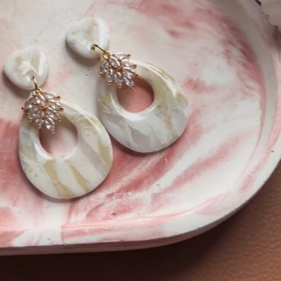 Жіночі святкові зимові сережки білі полімерна глина