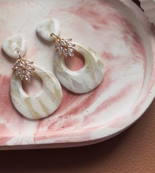 Жіночі святкові зимові сережки білі полімерна глина