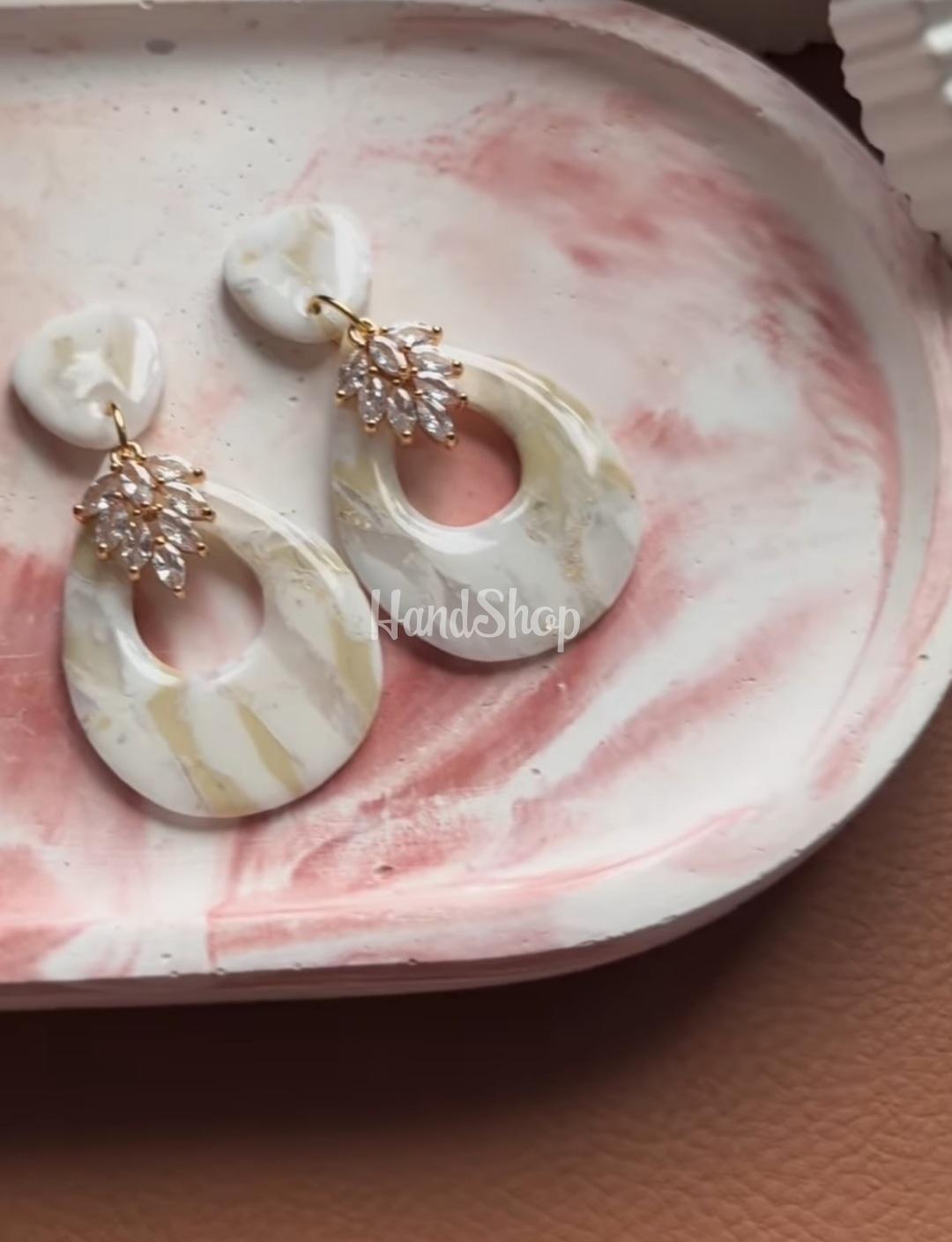 Жіночі святкові зимові сережки білі полімерна глина Жіночі святкові зимові сережки білі полімерна глина