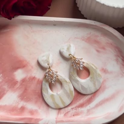 Жіночі святкові зимові сережки білі полімерна глина