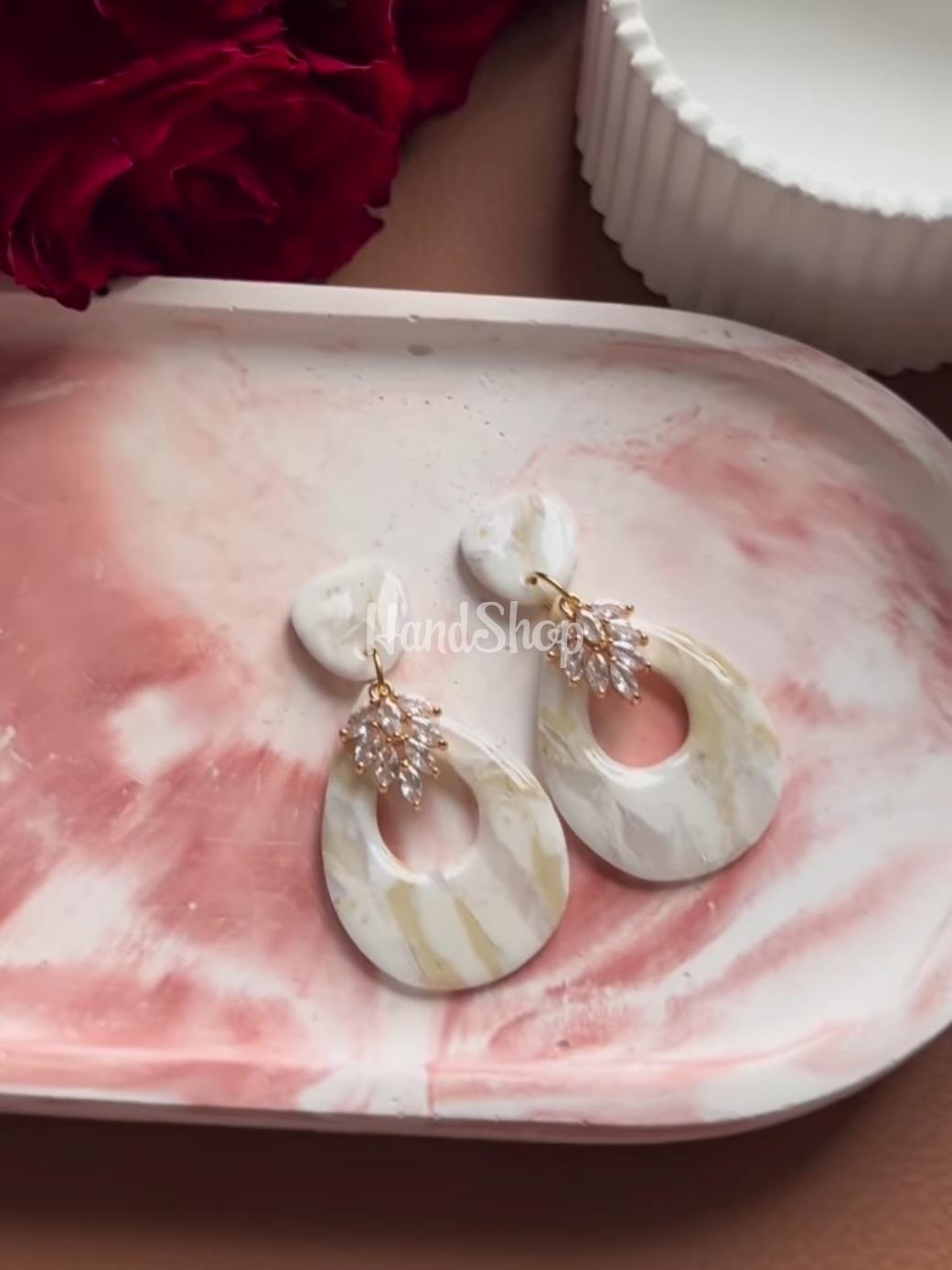 Жіночі святкові зимові сережки білі полімерна глина Жіночі святкові зимові сережки білі полімерна глина