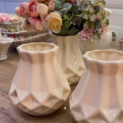 Порцелянова ваза для квітів в молочному кольорі фарфор
