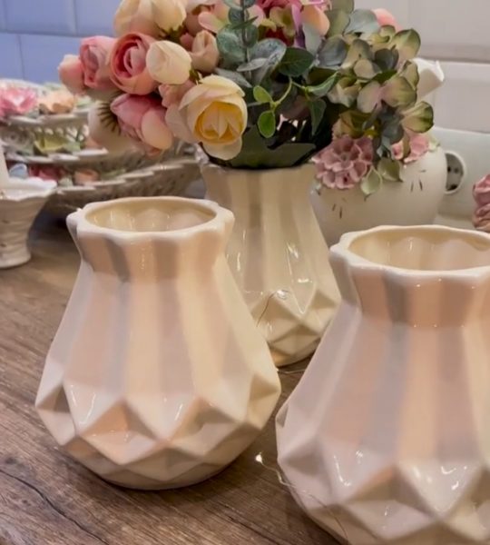 Порцелянова ваза для квітів в молочному кольорі фарфор