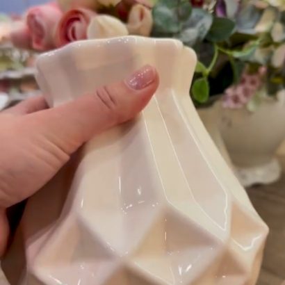 Порцелянова ваза для квітів в молочному кольорі фарфор