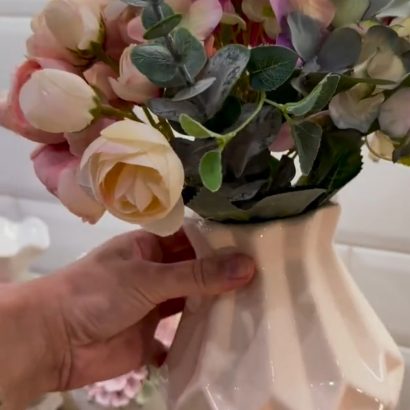 Порцелянова ваза для квітів в молочному кольорі фарфор