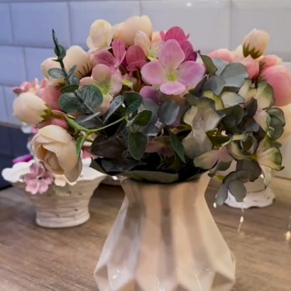 Порцелянова ваза для квітів в молочному кольорі фарфор