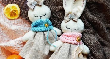 Витончений аромат дитинства: іграшка елегантний білий кролик в сукні та з квітковою вишивкою - магія тепла та ласки:
