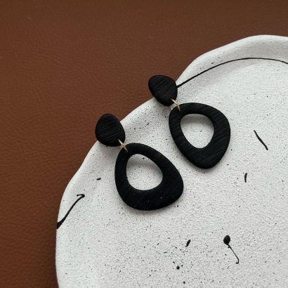 Жіночі стильні круглі чорні сережки з полімерної глини