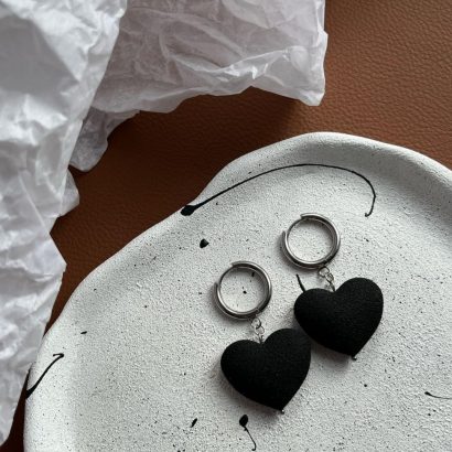 Стильні жіночі сережки чорні сердечка полімерна глина