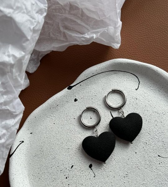 Стильні жіночі сережки чорні сердечка полімерна глина