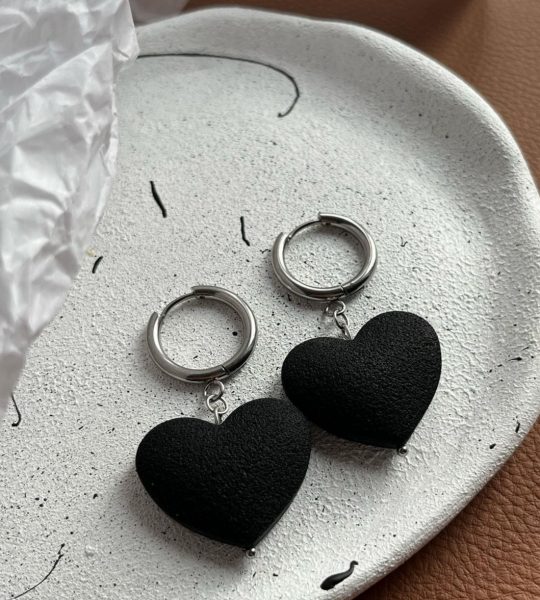 Стильні жіночі сережки чорні сердечка полімерна глина