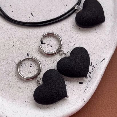 Комплект прикрас чорні сердечка сережки та кулон