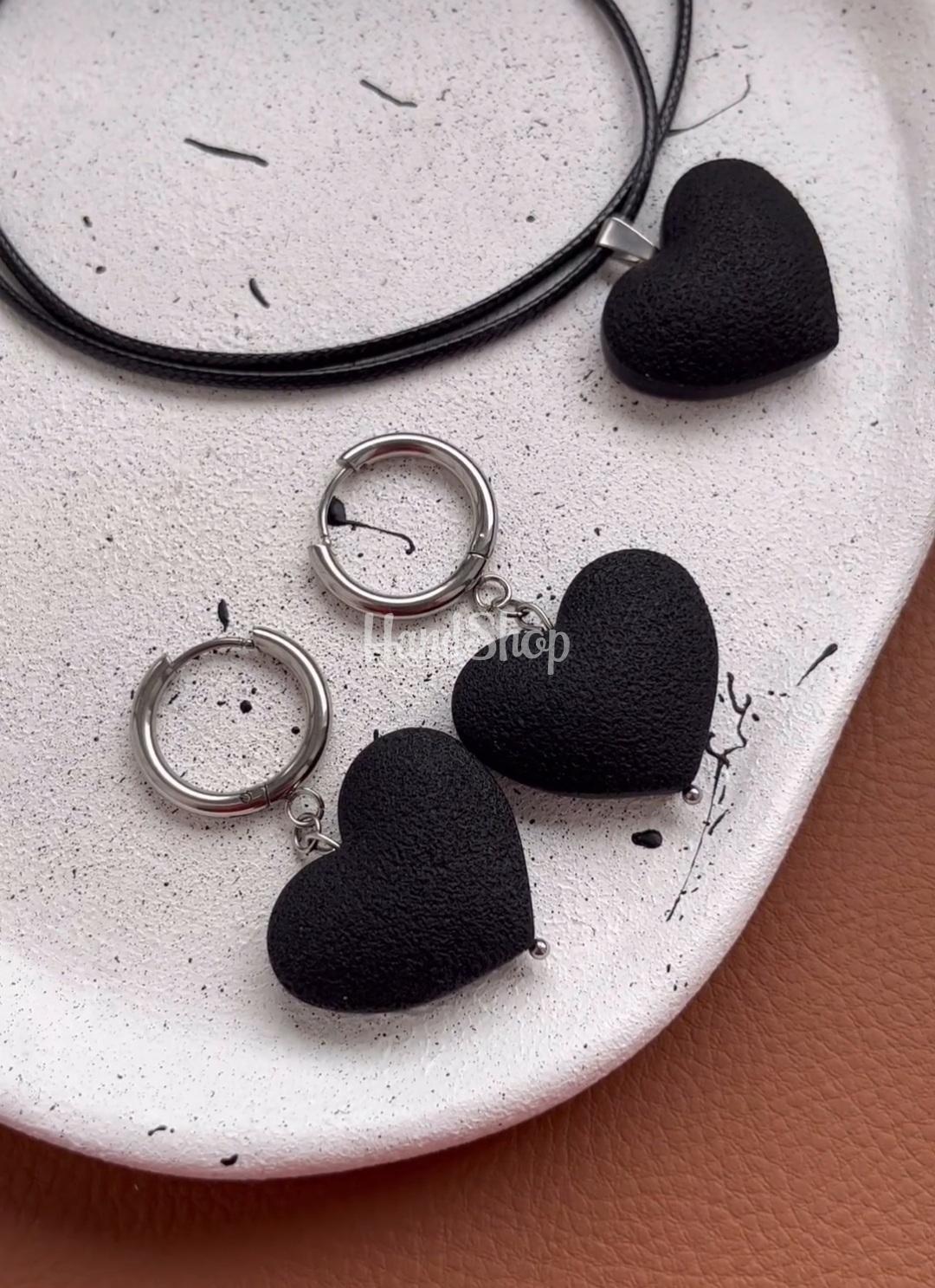 Комплект прикрас чорні сердечка сережки та кулон Комплект прикрас чорні сердечка сережки та кулон