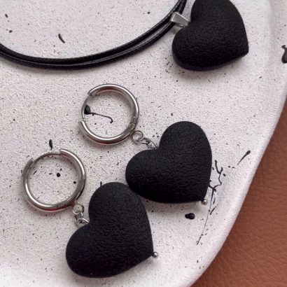 Комплект прикрас чорні сердечка сережки та кулон