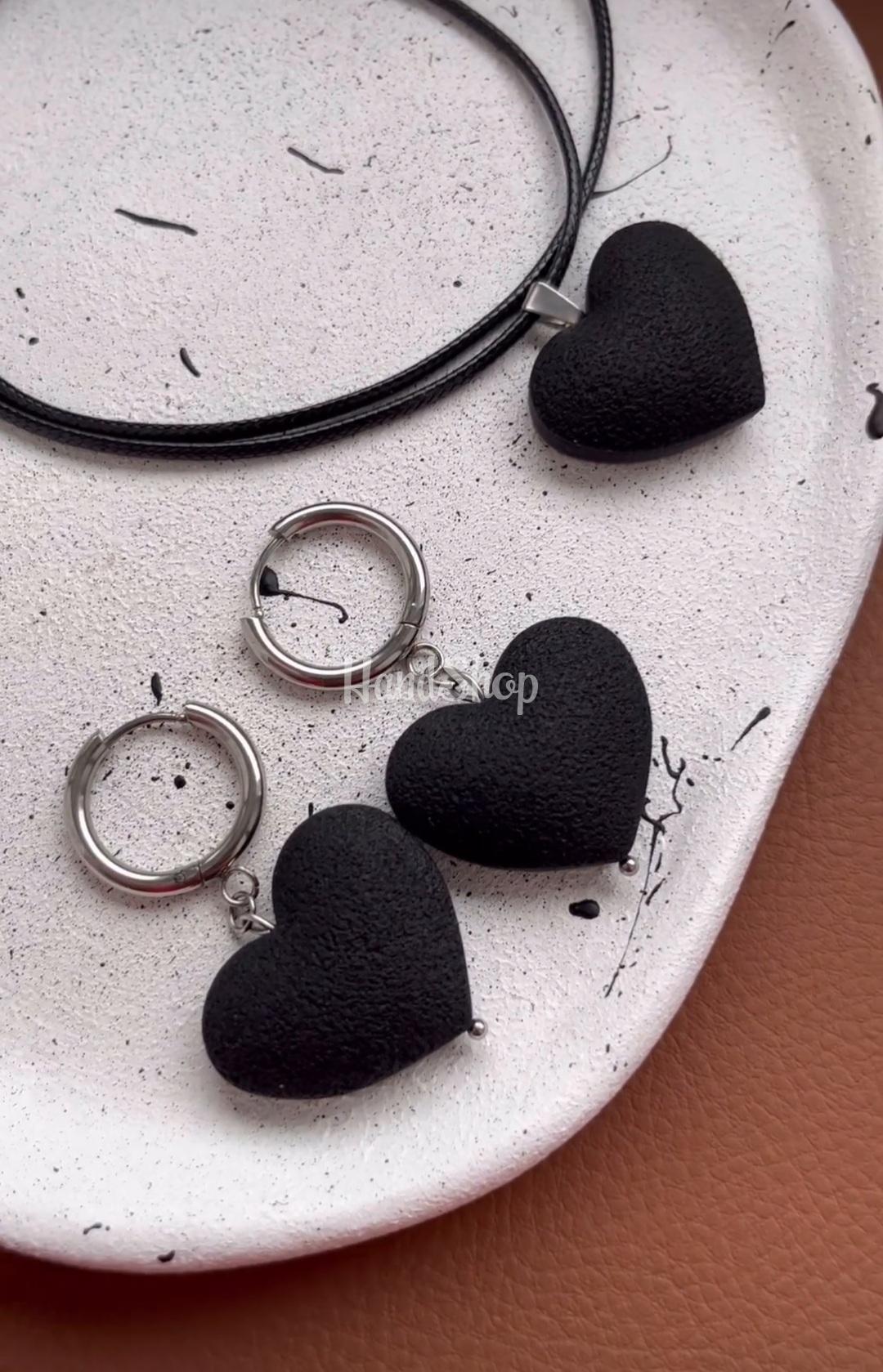 Комплект прикрас чорні сердечка сережки та кулон Комплект прикрас чорні сердечка сережки та кулон