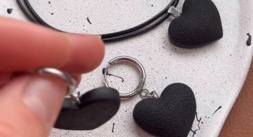 Витончена естетика: чорне серце з полімерної глини - жіночі сережки та кулон - жива поезія вашого стилю