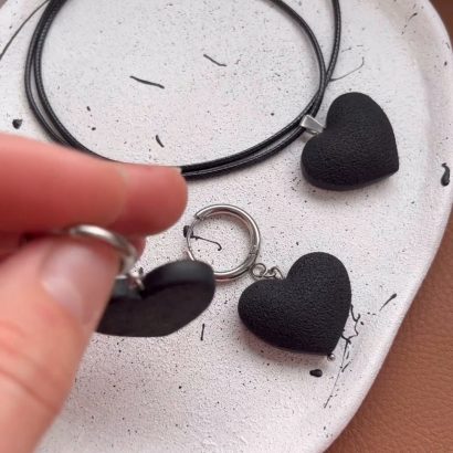 Комплект прикрас чорні сердечка сережки та кулон