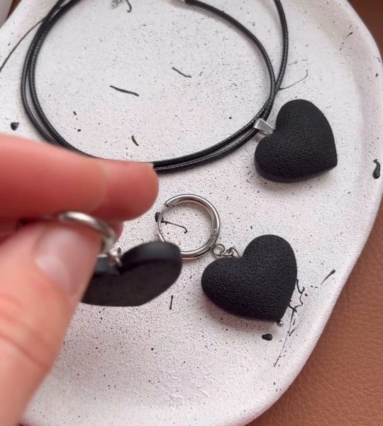 Комплект прикрас чорні сердечка сережки та кулон