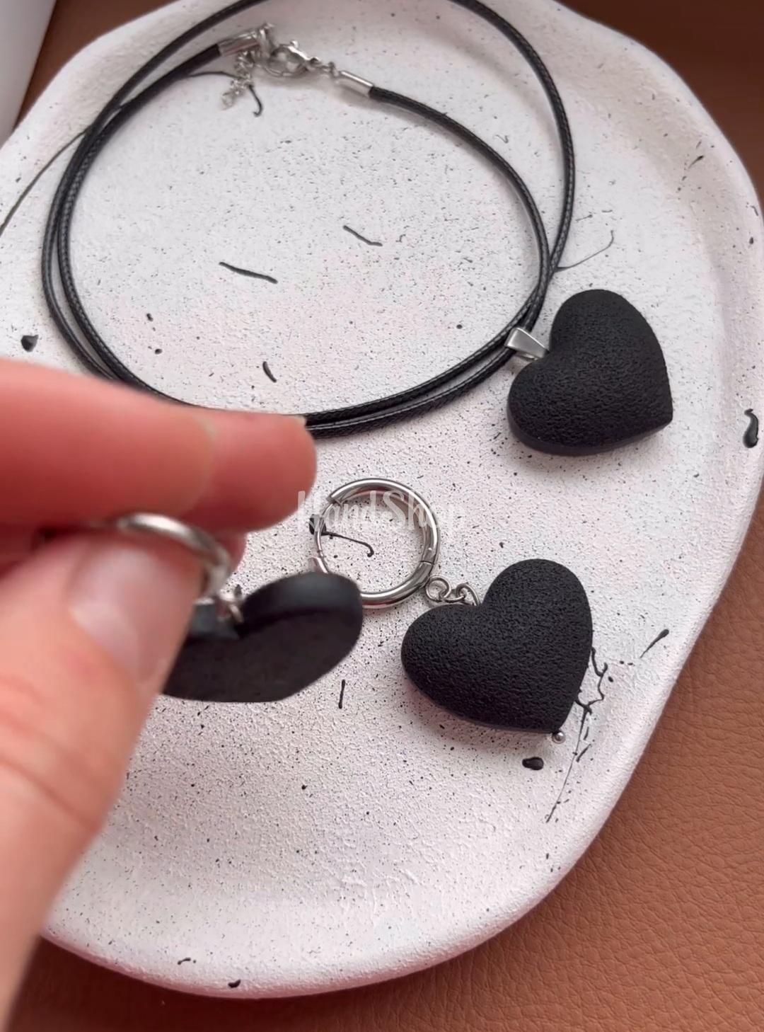 Комплект прикрас чорні сердечка сережки та кулон Комплект прикрас чорні сердечка сережки та кулон