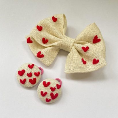 Чарівність ручної роботи: аксесуари для волосся з ручною вишивкою червоні сердечка, щоб задивитися та зачарувати