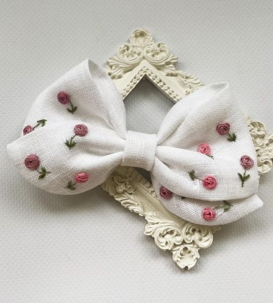 Дитячий білий бантик для волосся ручна вишивка квіточки