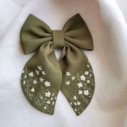 Дитячий бантик для волосся з ручною вишивкою ромашки
