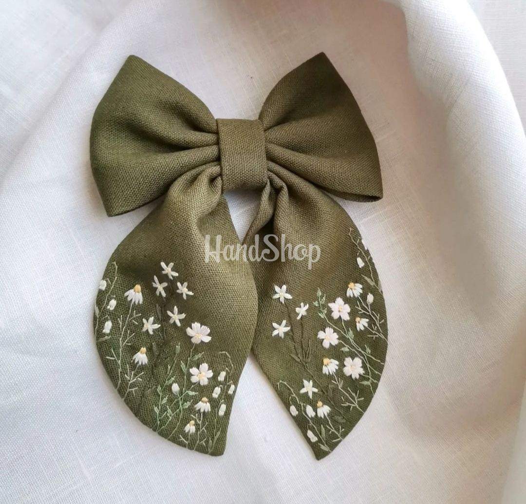 Дитячий бантик для волосся з ручною вишивкою ромашки Дитячий бантик для волосся з ручною вишивкою ромашки