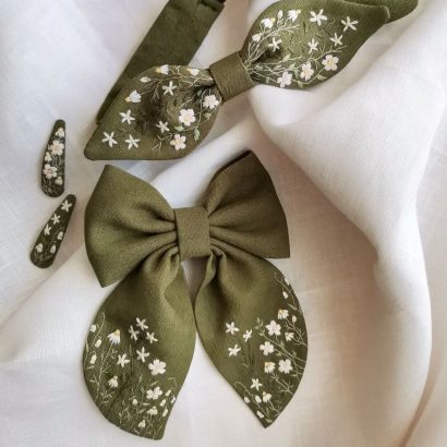 Дитячий бантик для волосся з ручною вишивкою ромашки