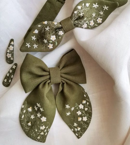 Дитячий бантик для волосся з ручною вишивкою ромашки