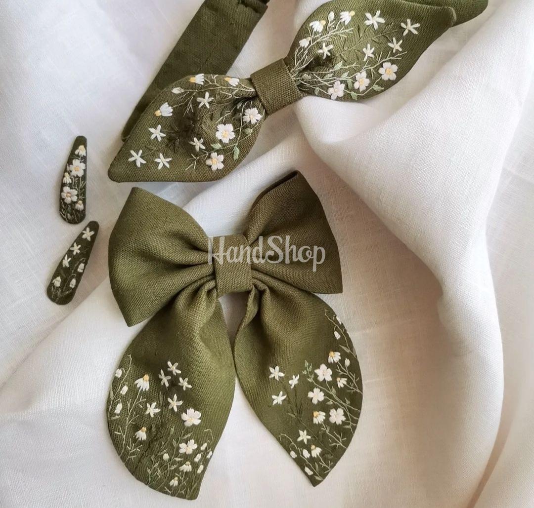 Дитячий бантик для волосся з ручною вишивкою ромашки Дитячий бантик для волосся з ручною вишивкою ромашки