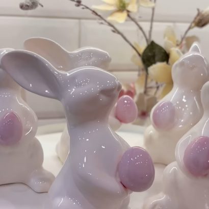 Декоративний білий порцеляновий зайчик на Великдень