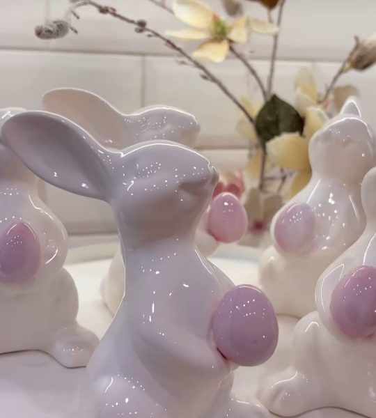 Декоративний білий порцеляновий зайчик на Великдень