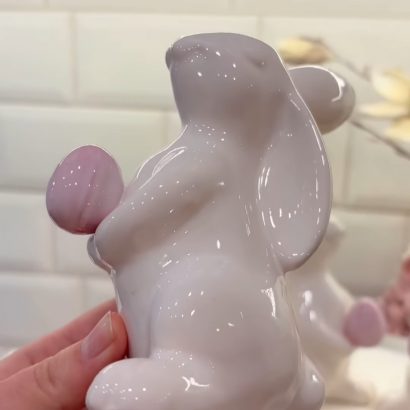 Декоративний білий порцеляновий зайчик на Великдень