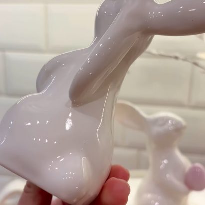 Декоративний білий порцеляновий зайчик на Великдень