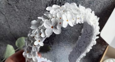 Розкішна білизна квітів: обідок з квітами бузку з фоамірану ручної роботи - весняна прикраса для ваших чарівних локонів