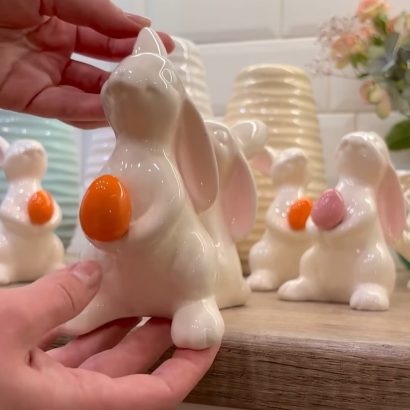 Порцеляновий зайчик з помаранчевою крашанкою на Великдень