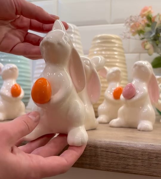 Порцеляновий зайчик з помаранчевою крашанкою на Великдень