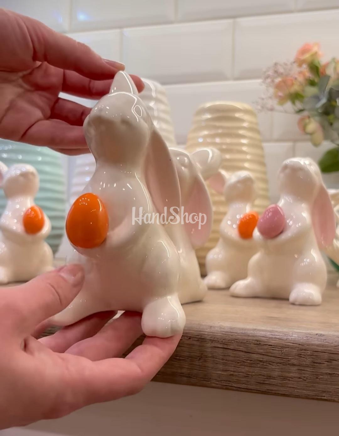 Порцеляновий зайчик з помаранчевою крашанкою на Великдень Порцеляновий зайчик з помаранчевою крашанкою на Великдень