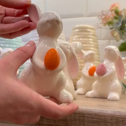 Порцеляновий зайчик з помаранчевою крашанкою на Великдень