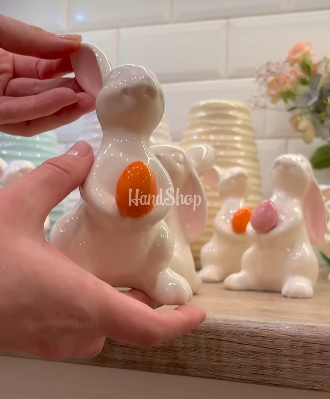 Порцеляновий зайчик з помаранчевою крашанкою на Великдень Порцеляновий зайчик з помаранчевою крашанкою на Великдень