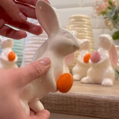 Порцеляновий зайчик з помаранчевою крашанкою на Великдень