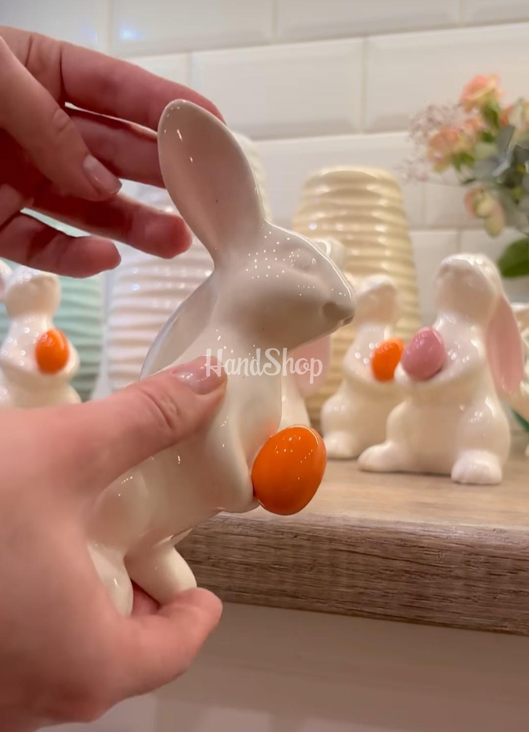 Порцеляновий зайчик з помаранчевою крашанкою на Великдень Порцеляновий зайчик з помаранчевою крашанкою на Великдень