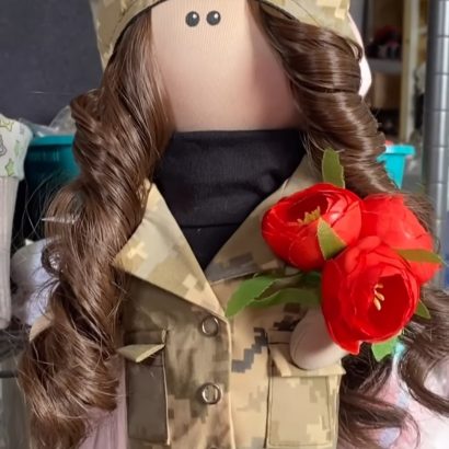 Сувенірна текстильна лялька захисниця військова, 37 см